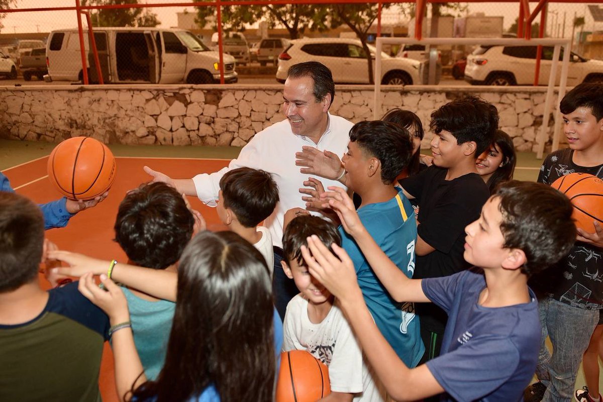 Todavía recuerdo cuando visité el Parque 10 de Mayo, durante mi Campaña.

Prometí regresar, y hoy lo hicimos con un parque rehabilitado, con juegos inclusivos y WiFi gratuito, para las familias de la Olivares, Balderrama y San Benito.

#ConstruyendoComunidad