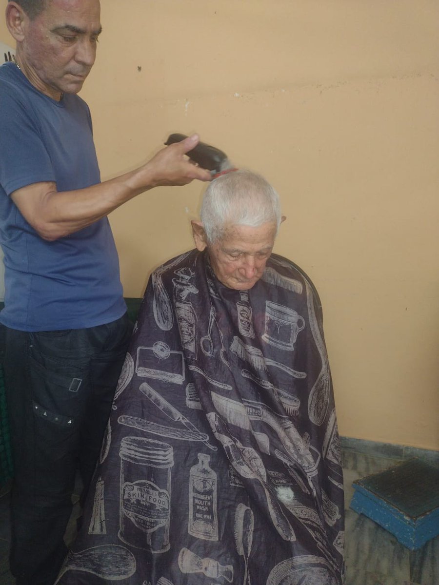 Griselvila4's tweet photo. Hernán trabajador de los servicios en Pinar del Río,  Barbería El Marino,  dando su aporte gratuito a los abuelos en el Hogar de Ancianos del Reparto Carlos Manuel.
#ComercioCuba
#Cuba
@MincinCuba
@gecom_pr 
@BetsyDazVelzqu2 https://t.co/NMmdEEHEFd
