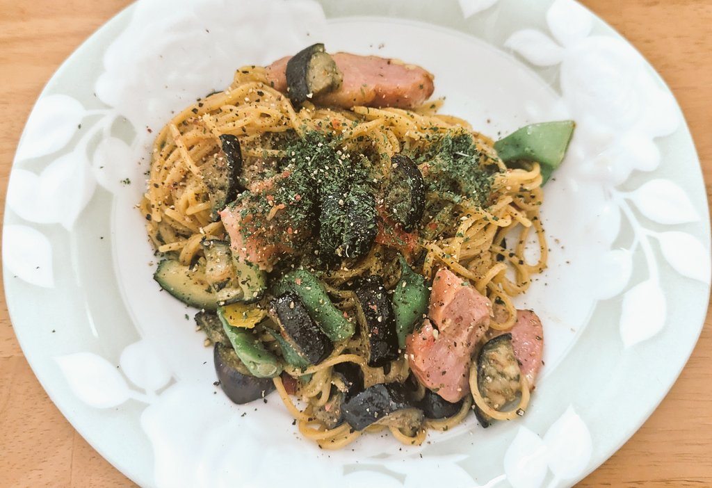 実家からモロッコいんげんをもらったのでペペロンチーノ(麺が黄色いのはゼンブヌードルです) https://t.co/2xCalJL7Lx