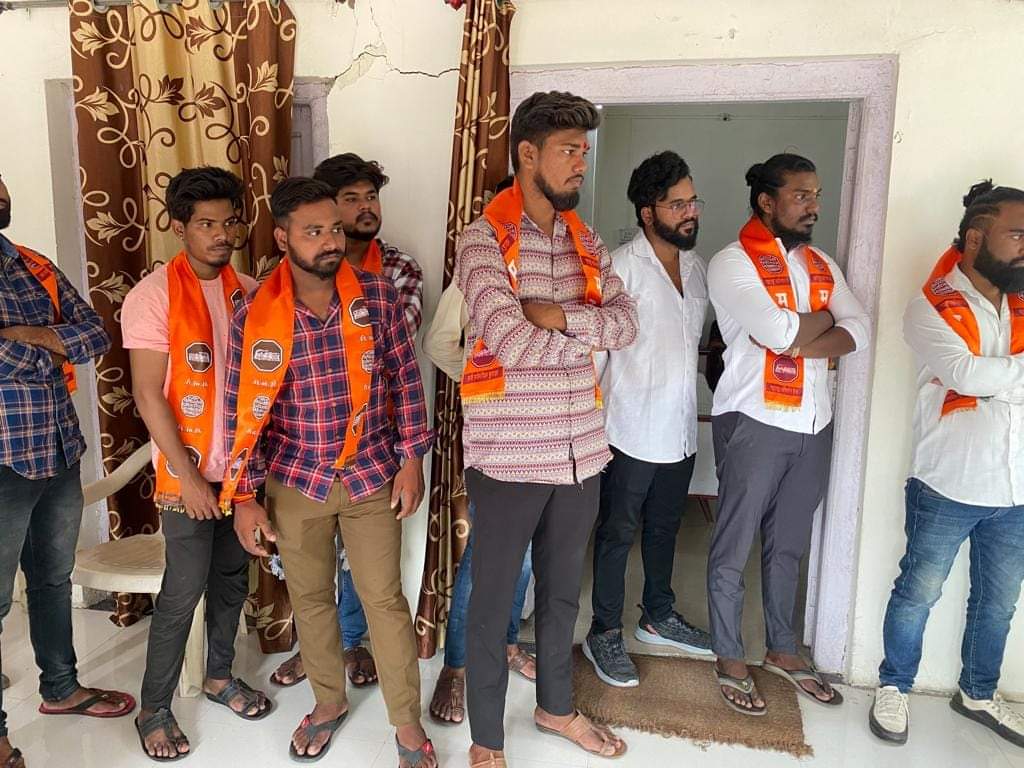 vivek_dhote's tweet photo. सत्तेतून पैसा व पैश्यातून सत्ता अशी राजकीय परिस्थिती झालेली असतांना,युवा मात्र आशेच किरण म्हणून मनसेकडे बघत आहे.सत्तेसाठी लाचार न होता सदैव महाराष्ट्राच्या हितासाठी लढणारे हिंदूजननायक मा.राजसाहेब यांच्या नेतृत्वावर विश्वास ठेवून वरोरा शहरातील अनेक युवकांनि #मनसे मध्ये प्रवेश केला https://t.co/0liD92CjeQ