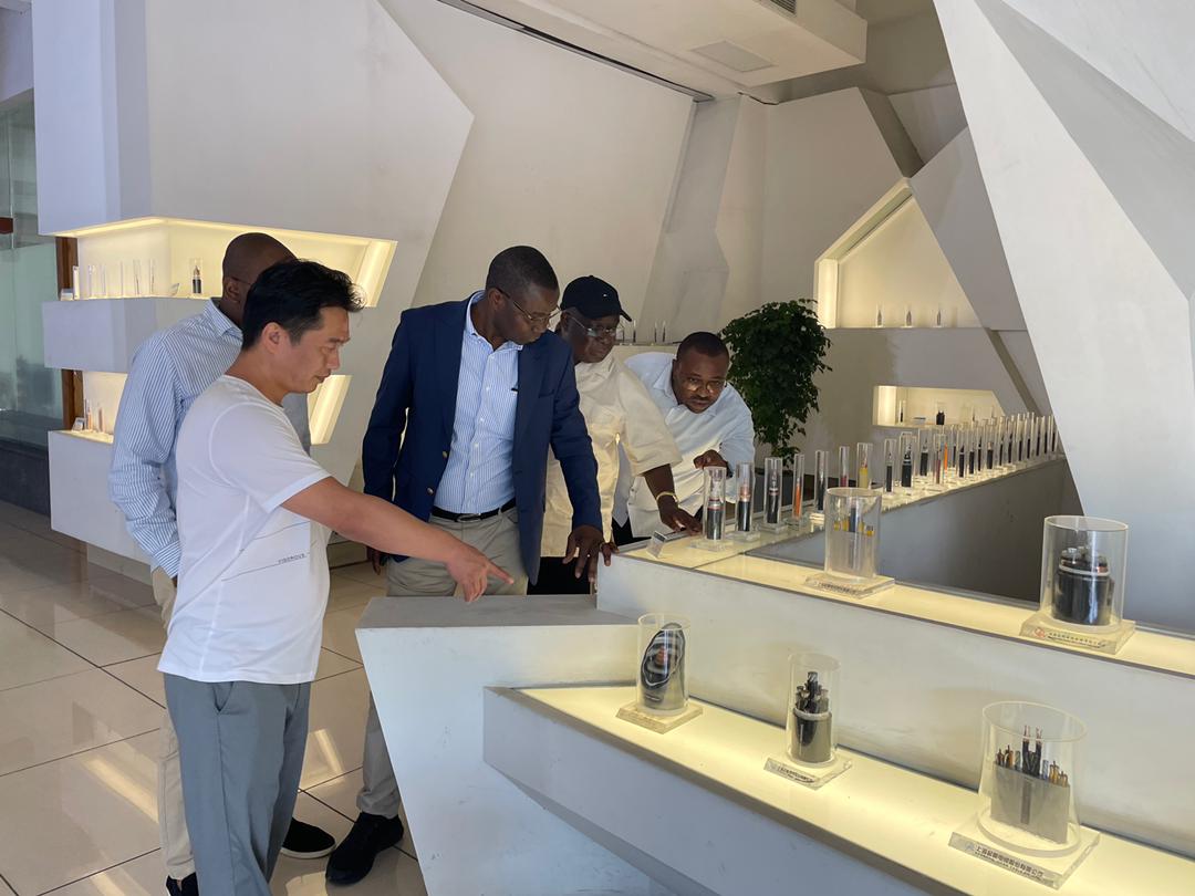 julienpalukucom's tweet photo. #SHANGHAI (juillet2023), échanges d'expériences terminés avec le géant mondial #QIFAN. La RDC peut compter sur ses fils dont le premier d'entre eux S.E @fatshi13 qui a pris l'ultime décision de la transformation locale des resources naturelles.Nous devons travailler dur chacun avec le pouvoir lui conféré. Le développement n'arrive pas dans la facilité ni dans les querelles de positionnement mais il réside dans le travail et le travail bien fait. Après plusieurs tours du monde( ds la diplomatie économique) et à la rencontre du miracle chinois, je vais partager avec vous 10 à 12 leçons, qui selon mon constat, constituent le fondement de la trajectoire réussie de plusieurs pays dont celui de #Mao ZEDONG. A SUIVRE