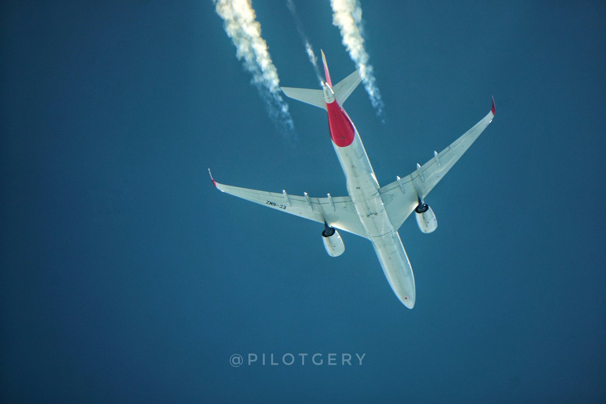 PilotGery's tweet photo. Airbus 350-900 de #Iberia sobre nosotros en la llegada al aeropuerto de #Madrid.

#aviation #aviationphotography #aviationgeek #aviationlovers #photography #avgeeks #avgeek @Iberia @Airbus https://t.co/uCe1hdTDDr