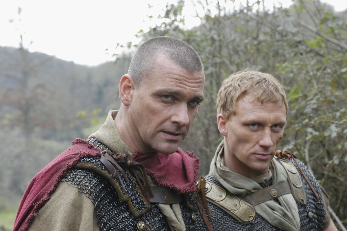 CesarM01j's tweet photo. #RayStevenson el carismático legionario #TitusPullo en la serie #Roma. Murió el 21 de mayo de 2023 a los 58 años en la isla de Isquia, en Italia, a cuatro días de cumplir 59 años.
#Ahsoka será la última aparición póstuma del recordado actor británico https://t.co/JCT4Z8ojC6