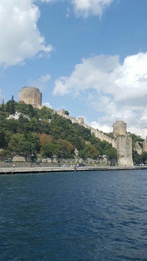 يا ساعةَ اللُّقيا أُريدكِ مرّةً أن تَستريحي بالوقوفِ قليلاً