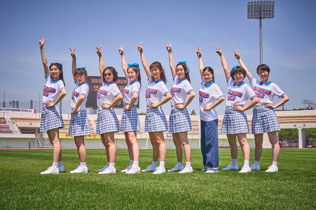 영화 #빅토리 크랭크업🙌♥️ 레트로 감성을 자극하는 1999년의 #밀레니엄걸즈 가 옵니다🎉 춤생춤사 고등학생 #필선 이를 기대해주세요📣👯‍♀...