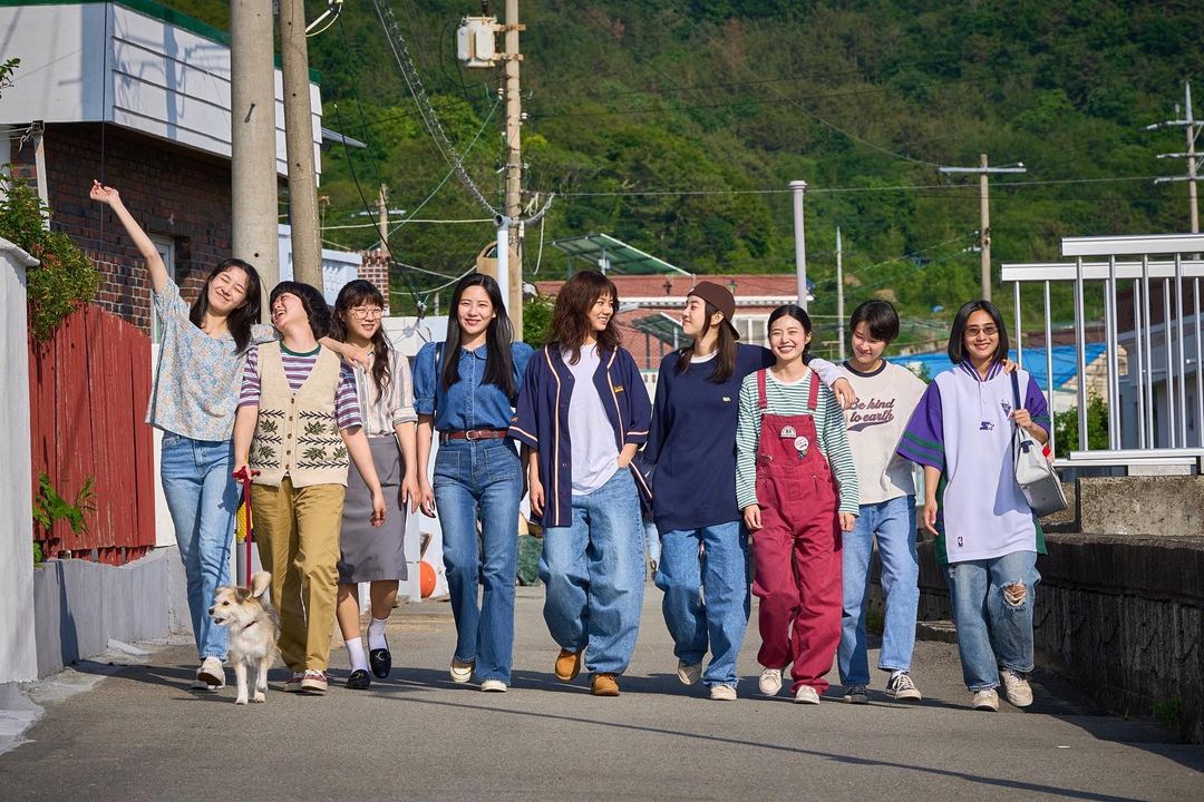 영화 #빅토리 크랭크업🙌♥️ 레트로 감성을 자극하는 1999년의 #밀레니엄걸즈 가 옵니다🎉 춤생춤사 고등학생 #필선 이를 기대해주세요📣👯‍♀...