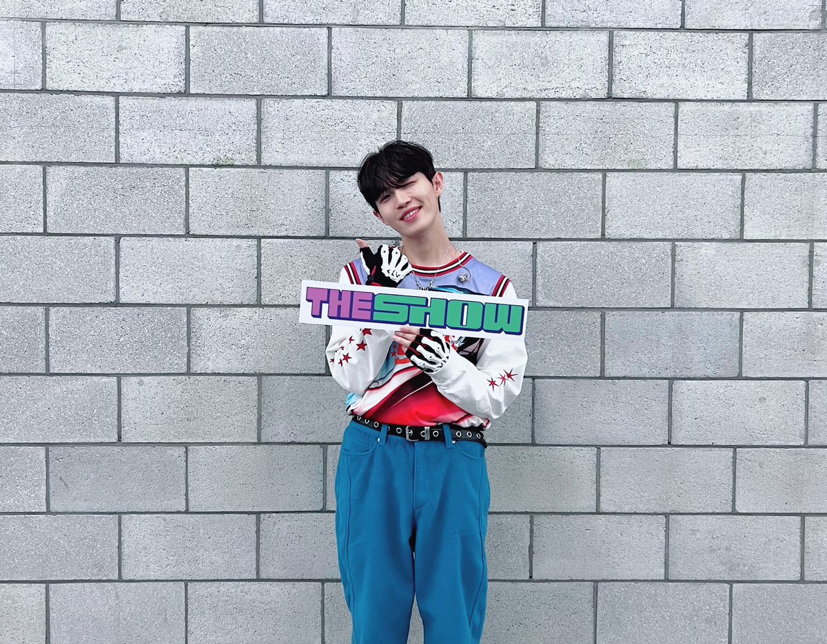 theshow_offcl's tweet photo. 울 천재 강아지 아무래도 신이🪽 스탯 실수했나부다
노래🎤 잘 부르는 거야 말해모해;
그런데 댄싱머신이라 춤도 잘 춤🕺
대반전으로 랩까지 잘함 
프로 아이돌이라 잔망도😉 대박인 사기캐라니
솔직히 영화 주인공도 이렇게 만들면 설정과다로 욕 먹어요❤️‍🔥

#김재환 #개이득 @KJH_officialtwt https://t.co/KBzpK3uiCt