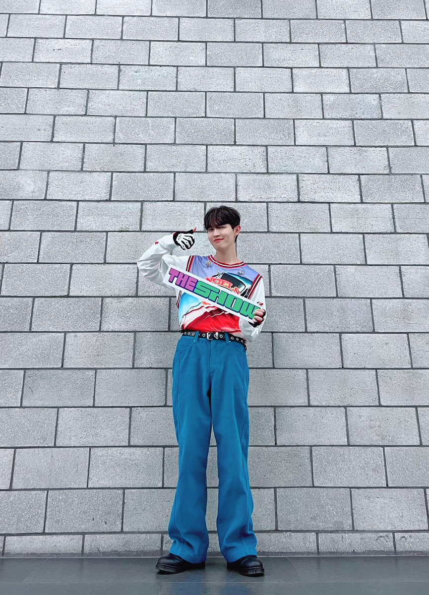 theshow_offcl's tweet photo. 울 천재 강아지 아무래도 신이🪽 스탯 실수했나부다
노래🎤 잘 부르는 거야 말해모해;
그런데 댄싱머신이라 춤도 잘 춤🕺
대반전으로 랩까지 잘함 
프로 아이돌이라 잔망도😉 대박인 사기캐라니
솔직히 영화 주인공도 이렇게 만들면 설정과다로 욕 먹어요❤️‍🔥

#김재환 #개이득 @KJH_officialtwt https://t.co/KBzpK3uiCt