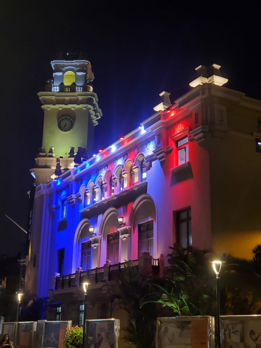 lovingmyggukie's tweet image. Hoy estuve por Miraflores, más específico por el parque Kennedy y me pareció curioso ver que al lado de la iglesia, estaba el museo con las luces que (yo creo) del país de Francia por la situación social en la que se encuentra ahora.

De ser así, me parece un mensaje solidario