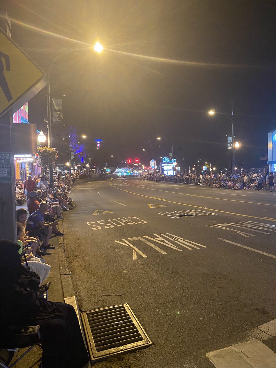RideAllNightYT's tweet photo. Look at the amount of space for cars versus people! Crazy https://t.co/5m66HjBdGw