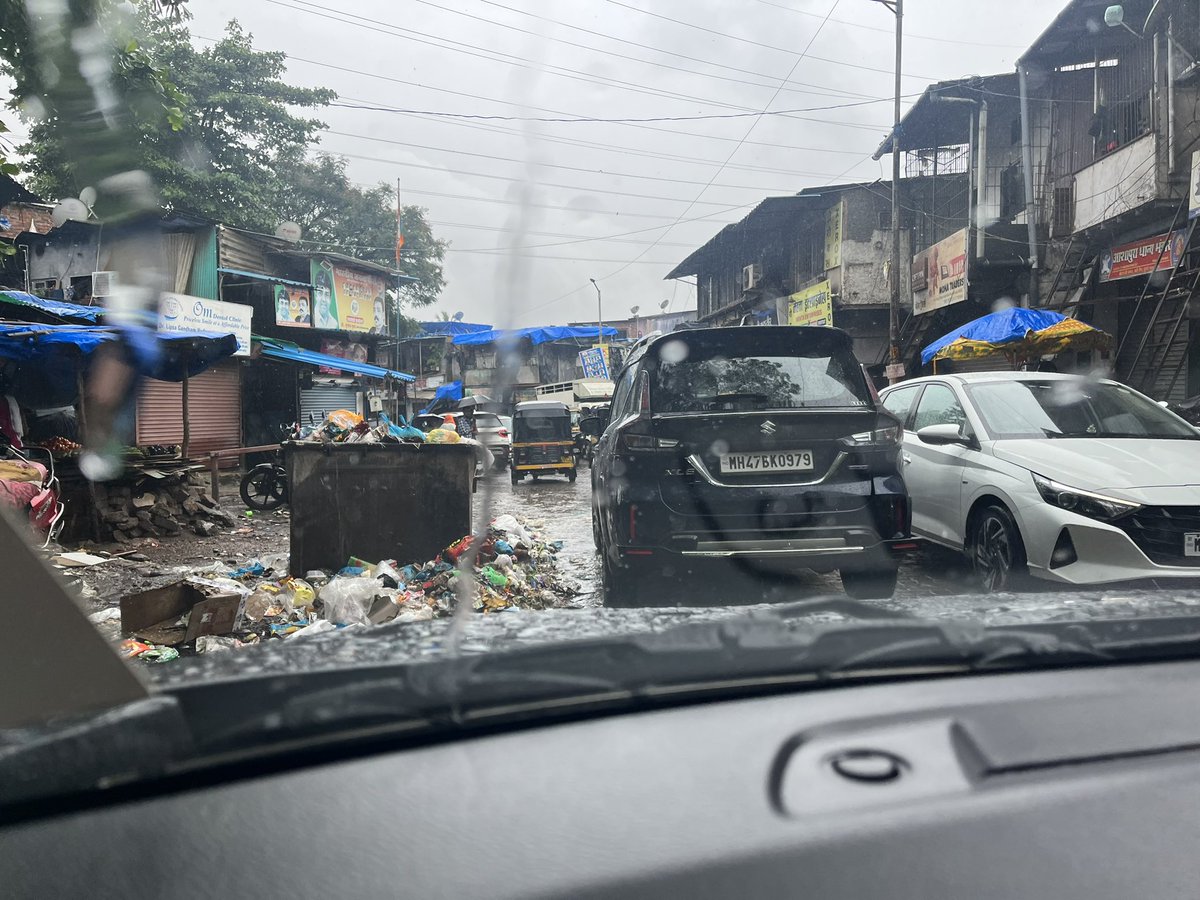 pmsinghania's tweet photo. Garbage bins on road block 1/3rd of the lane and cause traffic jam of over 45 mins every single day at the exit of Aarey Road (towards Powai) - Morarji Nagar @mybmc 
@CMOMaharashtra #Aarey #AareyRoad
Ridiculous and Shame on the authority
We Mumbaikars are extremely tolerant https://t.co/9aUHiPqwVr