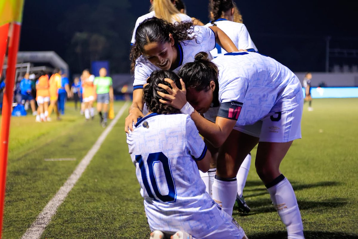 ¡Todos somos El Salvador! 🎉🤩🇸🇻

Nuestras chicas de la selección femenina de fútbol lo dieron todo en la cancha, empatando 2️⃣-2️⃣ contra Puerto Rico. 🙌🏼⚽
