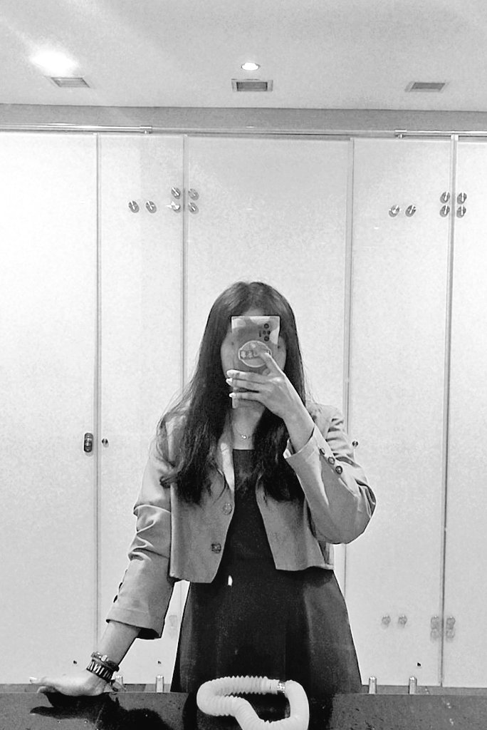 githapakeH's tweet photo. camera crumb🖤
#ARMYSelcaDay https://t.co/8wbQ7NjeIv