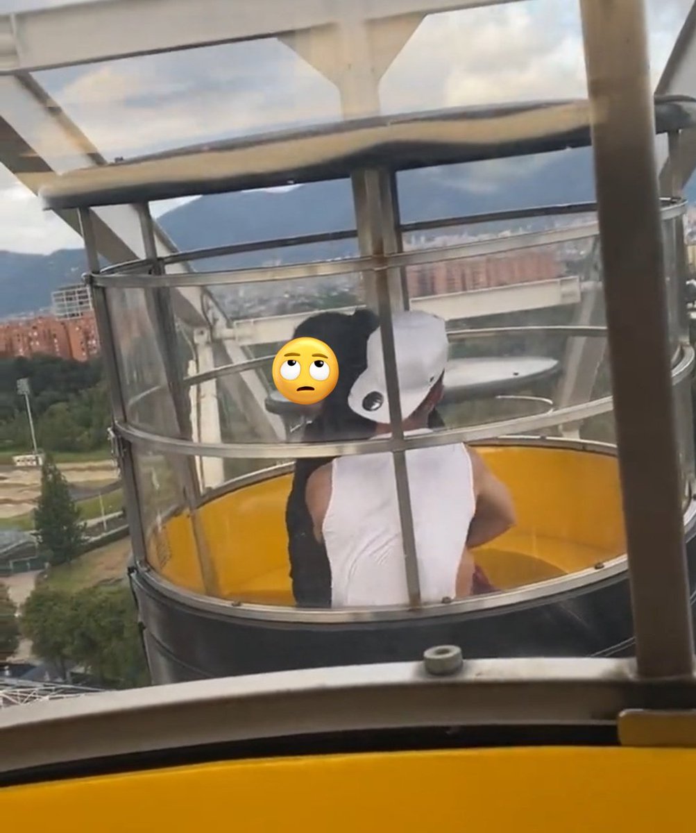 La pareja gay acosada y discriminada por darse la mano y un beso en un CC // La pareja heterosexual culeando en un parque familiar.