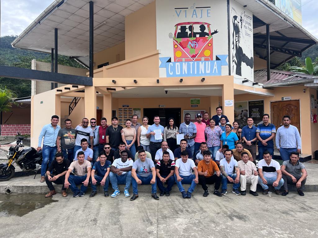 DannyCorrea25's tweet photo. Hoy avanzamos con una firma de convenio entre el municipio de Yantzaza y Fundación Valle de Esperanza.
Las acciones que hablen por si solas🛌🧑‍💻👨🏻‍⚕️🚭🔞
#reahabilitacion #trabajosocial #clinica #juventudsana @DannyCorrea25 @WalterVillacis_ https://t.co/CU3rGEK9Cs