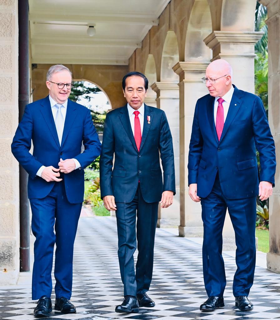 jokowi's tweet photo. Berjalan menyusuri selasar Admiralty House, Sydney, pagi ini bersama dua pemimpin Australia, Gubernur Jenderal David Hurley dan Perdana Menteri Anthony Albanese. https://t.co/DeDU2RIaIV