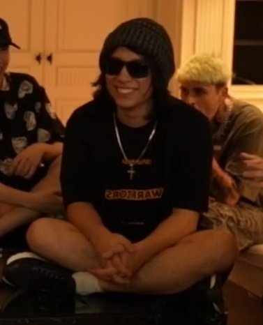 Llevo rato tratando de averiguar qué es ese "algo" que tiene Quackity, y ya entendí. 
Siempre está sonriendo.
Si los demás lucen desanimados, están conversando, están cansados, siempre los recibe con una sonrisa.
Por eso refleja tanta calidez  siempre 💕