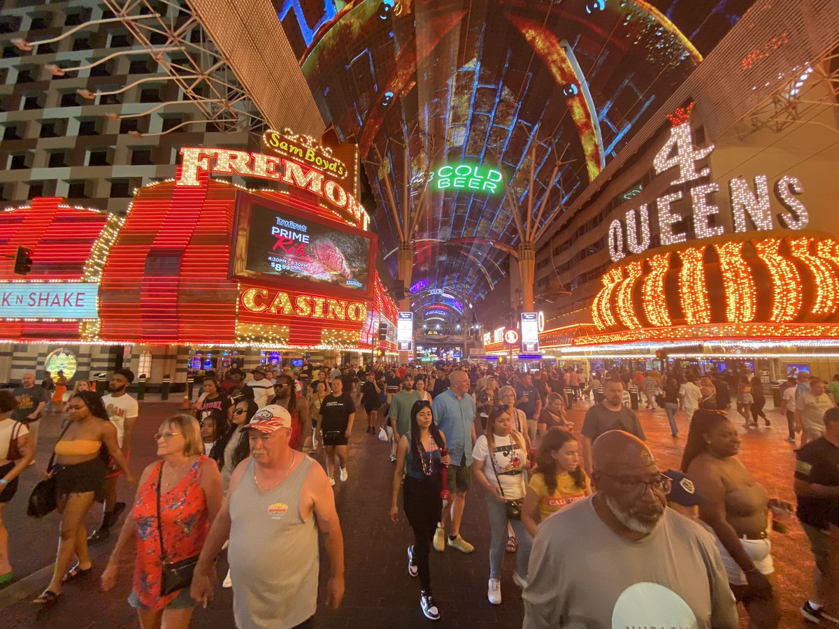 VitalVegas's tweet photo. Fremont Street crosswalk AFTER “no crossing” signs come on and cross traffic has green. Luckily, nobody drinks and drives in Las Vegas. https://t.co/pysavhBkHE