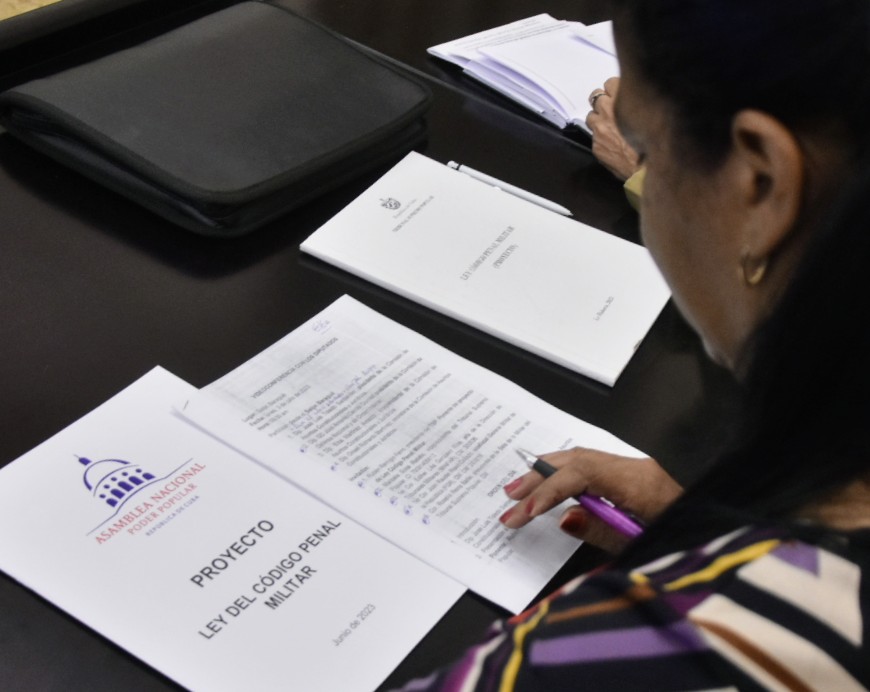 AylinAlvarezG's tweet photo. Diputados a la @AsambleaCuba analizan el proyecto ley del Código Penal Militar, que será presentando en el Primer Período Ordinario de Sesiones de la X Legislatura del Parlamento cubano. #CubaLegisla @DrRobertoMOjeda @DiazCanelB @anamarianpp @UJCdeCuba https://t.co/NgR4xjOHSw