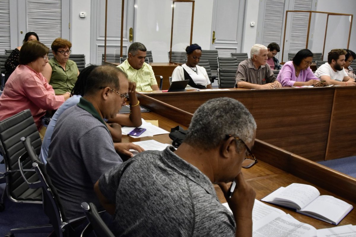 AylinAlvarezG's tweet photo. Diputados a la @AsambleaCuba analizan el proyecto ley del Código Penal Militar, que será presentando en el Primer Período Ordinario de Sesiones de la X Legislatura del Parlamento cubano. #CubaLegisla @DrRobertoMOjeda @DiazCanelB @anamarianpp @UJCdeCuba https://t.co/NgR4xjOHSw