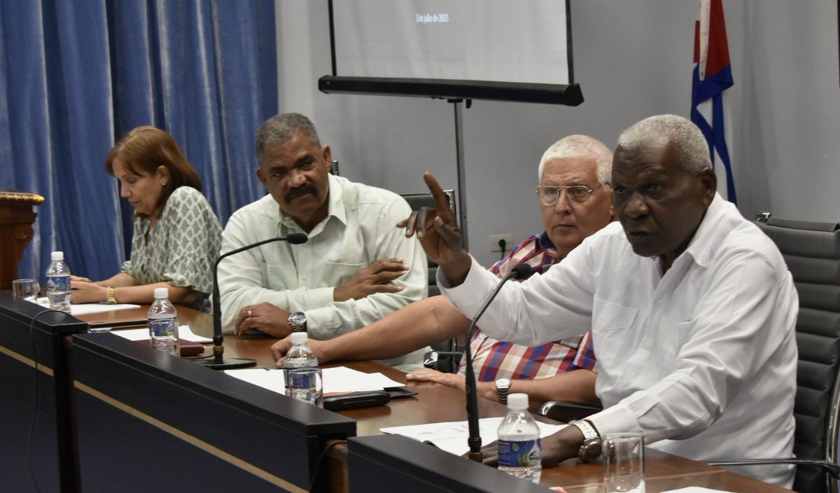 Diputados a la <a href="/AsambleaCuba/">Asamblea Nacional Cuba</a> analizan el proyecto ley del Código Penal Militar, que será presentando en el Primer Período Ordinario de Sesiones de la X Legislatura del Parlamento cubano. #CubaLegisla <a href="/DrRobertoMOjeda/">Dr. Roberto Morales Ojeda</a> <a href="/DiazCanelB/">Miguel Díaz-Canel Bermúdez</a> <a href="/anamarianpp/">Ana Mari Machado</a> <a href="/UJCdeCuba/">UJC de Cuba</a>