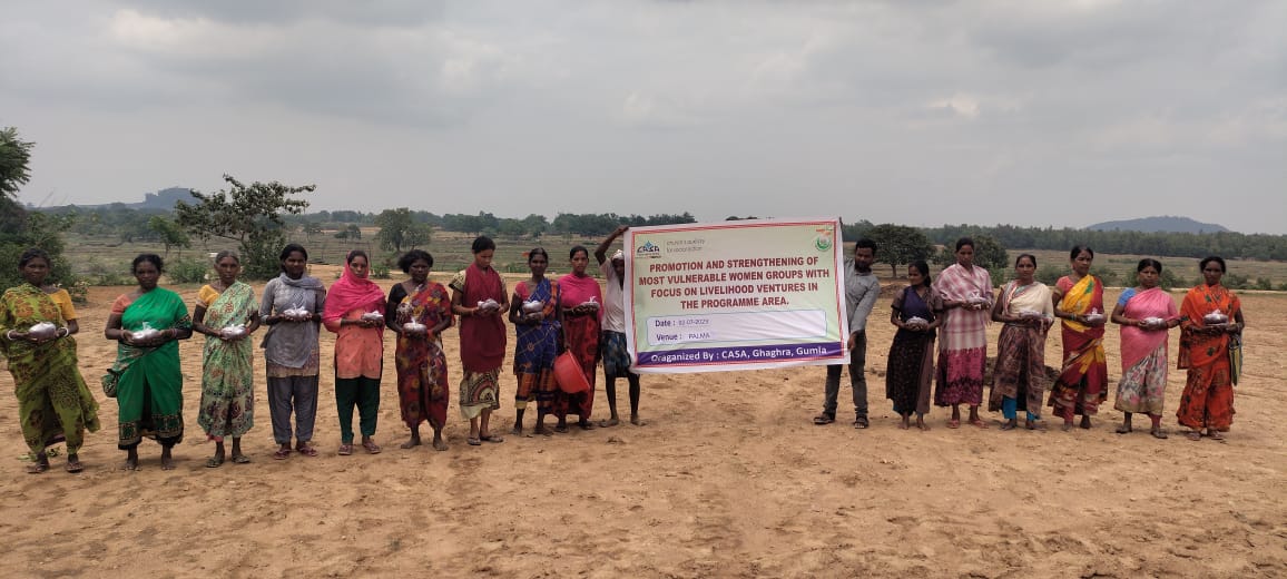 CASA_India's tweet photo. 17 women from Palma Village in Ghaghra Gumla, Jharkhand, with assistance from CASA, started their #Millet  farming adventure today. 22 acres of land were planted with a total of 22 kilograms of millet. 
Congratulations to these powerful women for promoting sustainable farming! https://t.co/gauY3470Fz