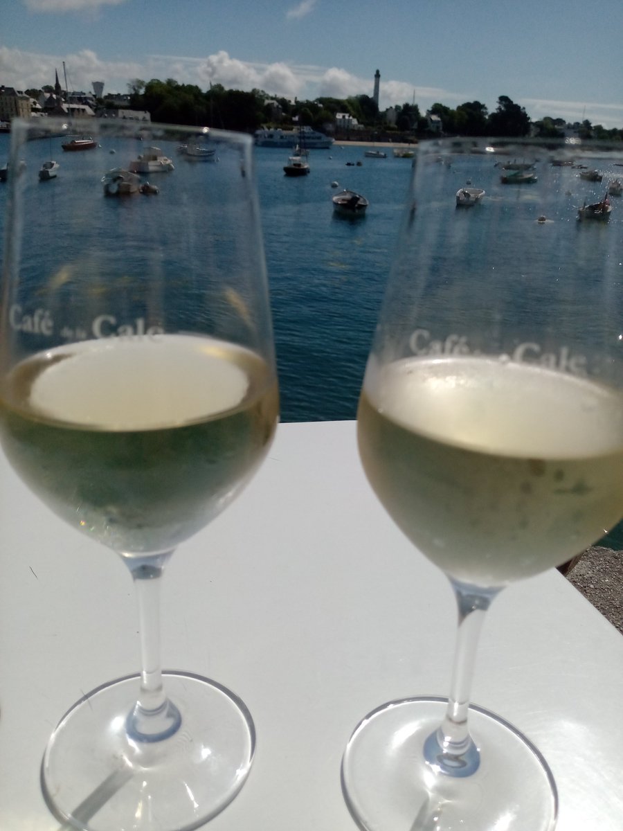 aurelie_flahaut's tweet photo. Pas mal de nuages au dessus de nos têtes #finistère  
Ne vous y fiez pas, l'indice UV reste fort
Donc on protège sa peau😊
Si vous allez en bord de #mer
la baignade sera fraiche
14° dans l'eau à #combrit ou #fouesnant
Pleine mer vers 18H15
Les coef de marées sont de 88-90 https://t.co/l1n5wQJoOh