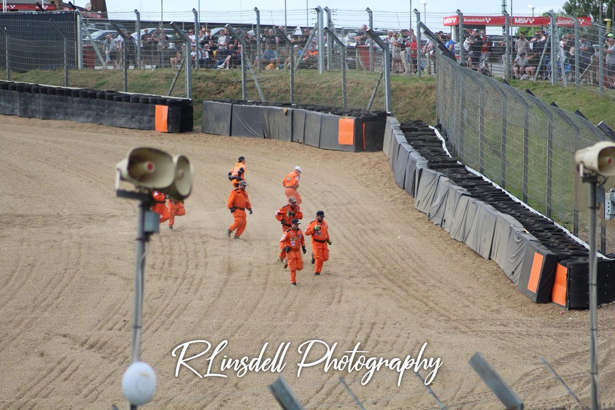 Marshal power at Brands Hatch 👏🏻👏🏻

📸 Rob Linsdell Photography 

#MarshalsUK #ThanksMarshal #MotorsportUK #OrangeFamily #Volunteers #BritishMotorsport #Motorsport #ClubRacingUK #BMMC