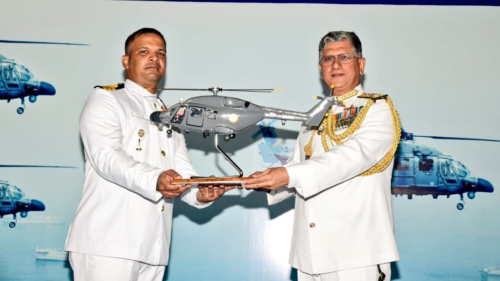 thisdayin_IN's tweet photo. A year in service of the Navy and the Nation

#INAS324 (KESTREL) was commisioned into the @indiannavy  on 04 July 2022, at INS Dega in Visakhapatnam under the command of Cdr SS Dash. #ThisDayInIndianNavy

The unit operates the indigenously made ALH Mk III (MR) helicopters https://t.co/qIFa7Flsbe