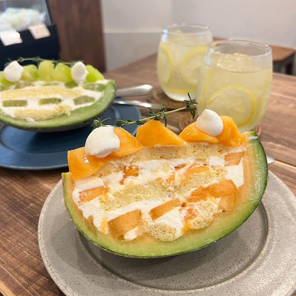 Suntygal's tweet photo. 🍈👭🍈

お友達が予約してくれて
今季も食べれて嬉しい🤤🍈♬

メロン1/4使用した
贅沢なショートケーキ🍈
ショートケーキ系あまり好みじゃないけれどこれは別🤭♬

#サーフィンをする
 #波乗り女子 
#波乗りタフ
 #海 
#海の生活 https://t.co/V8HpIKfz8B