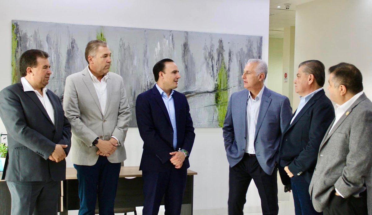Eduardo Olmos Castro (@eduardoolmosc) on Twitter photo Acompañé al alcalde <a href="/RomanCepeda/">Román Alberto Cepeda</a>, a la presentación de los programas y obras que se han realizado en #Torreón durante la mitad de su administración y los próximos proyectos a desarrollar en beneficio de esta gran ciudad.
#TorreónSiemprePuede Acompañé al alcalde <a href="/RomanCepeda/">Román Alberto Cepeda</a>, a la presentación de los programas y obras que se han realizado en #Torreón durante la mitad de su administración y los próximos proyectos a desarrollar en beneficio de esta gran ciudad.
#TorreónSiemprePuede