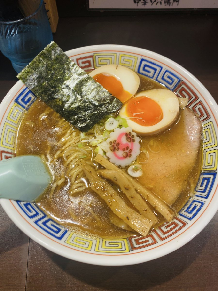 pengin999's tweet image. #埼玉県 #川口市 まで来たので新規開拓。ドアが重くて力入れて開け閉めしたら「強く閉めないでください。壊れちゃうんで」と開口一番注意されて萎える。でもそれで帰らなくてよかった。とても丁寧で美味しいラーメンだったから。麺大盛りにすれよかった。次回は塩も食べてみたい。 #中華そば鳴門