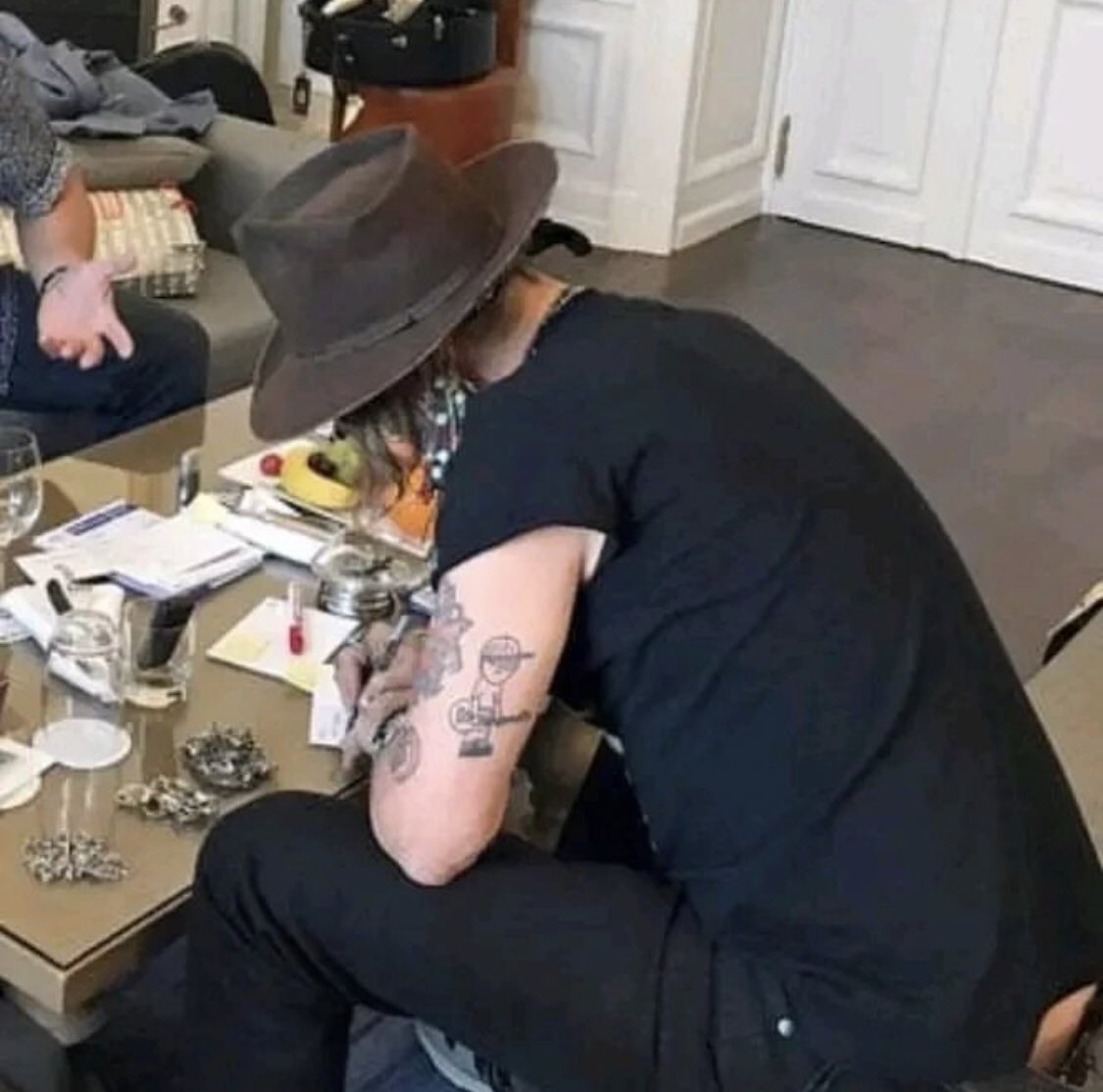 luhvsdepp's tweet photo. i wanna sit on his lap 🥺 https://t.co/hYt7E3FPnH