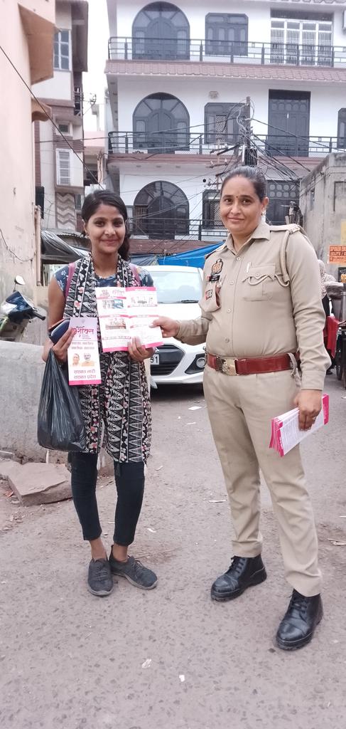 #aligharh थाना देहलीगेट पर गठित  महिला सुरक्षा विशेष दल द्वारा,#MissionShakti नारी सुरक्षा नारी,सम्मान (स्वावलंबन अभियान के,अंतर्गत महिलाओं को पुलिस संबंधी महिला सुरक्षा हेल्पलाइन नंबर 1076,1098 डायल,112 की जानकारी देकर जागरूक किया गया@aligharhpolic <a href="/adgzoneagra/">ADG ZONE AGRA</a> <a href="/myogiadityanath/">Yogi Adityanath</a>