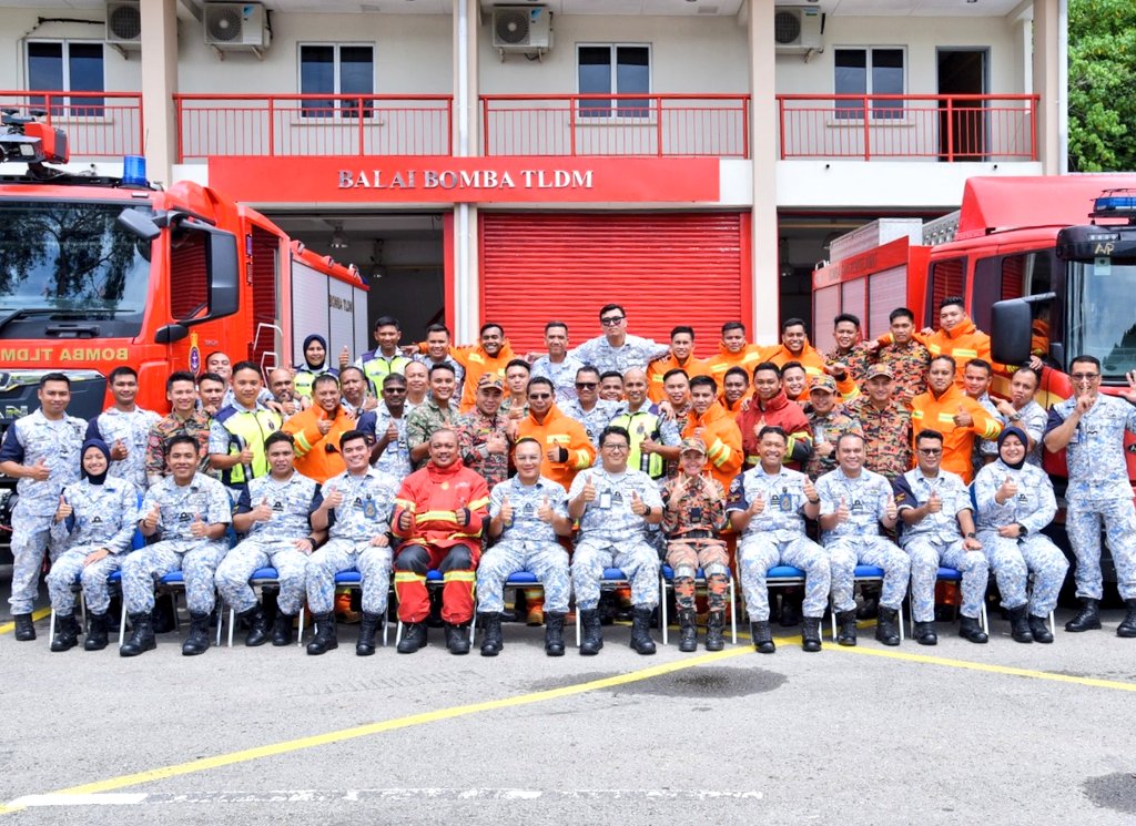 Pertingkat interoperabiliti.

Bahagian Kesiagaan Timur anjur program kerjasama Latihan Melawan Kebakaran melibatkan Pasukan BOMBA TLDM Timur dgn @bombaJBPM. Ini bertujuan perkukuh kerjasama inter agensi selain tingkat kecekapan dan pengetahuan #NavyPeople di PTKK.

#NavyNews