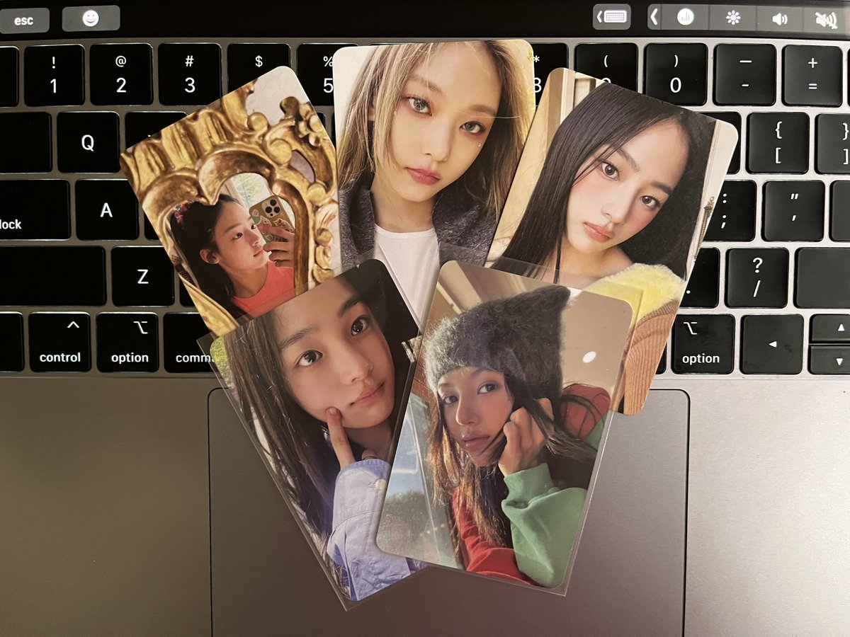 libraeryeong's tweet photo. — free claim newjeans pcs !! 

one winner for one set, so a total of 3 winners will be drawn !! 

rules: 
- must be following my acc
- like and rt this tweet 
- must be willing to shoulder sf 

end of free claim: tba 

good luck !! https://t.co/4HL17JSO4f