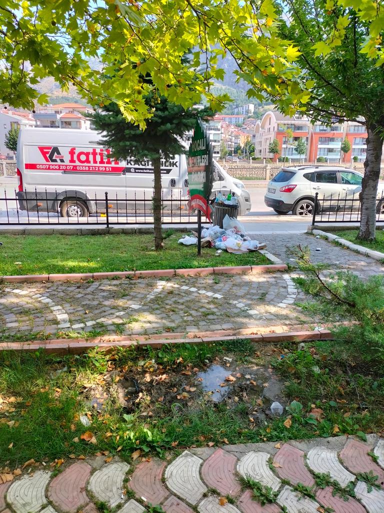 Şehrinize uğradık. Tarihi ve doğasıyla mükemmel bir şehir. Fakat yol kenarı bir parka uğradık görüntü içler acısı. Halk bilinçsiz ama belediyenizin de gereği kadar ilgilenmediği aşikâr. <a href="/amasyabld05/">T.C. Amasya Belediyesi</a>