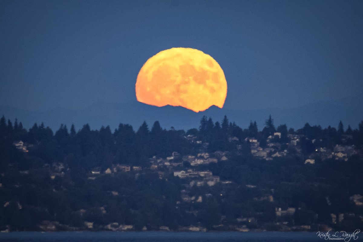 Buck Moon over West Seattle. 
#fullmoon