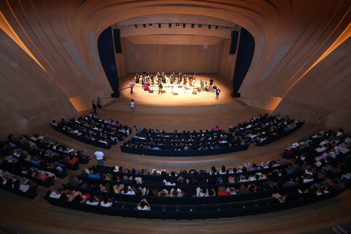 HA_Center's tweet photo. Bakı Yay Caz Günlərinin açılışında Heydər Əliyev Mərkəzinin Auditorium zalında Türkiyənin məşhur gitaraçısı Önder Focan Meltem Ege qrupu Bakı Kamera Orkestrinin müşaiyəti ilə çıxış edib.
#heydaraliyevcenter #heydereliyevmerkezi #jazzdays #concert https://t.co/G7sQUiMoav
