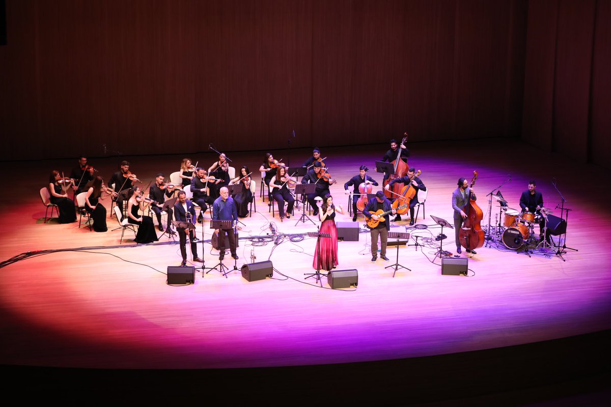 HA_Center's tweet photo. Bakı Yay Caz Günlərinin açılışında Heydər Əliyev Mərkəzinin Auditorium zalında Türkiyənin məşhur gitaraçısı Önder Focan Meltem Ege qrupu Bakı Kamera Orkestrinin müşaiyəti ilə çıxış edib.
#heydaraliyevcenter #heydereliyevmerkezi #jazzdays #concert https://t.co/G7sQUiMoav