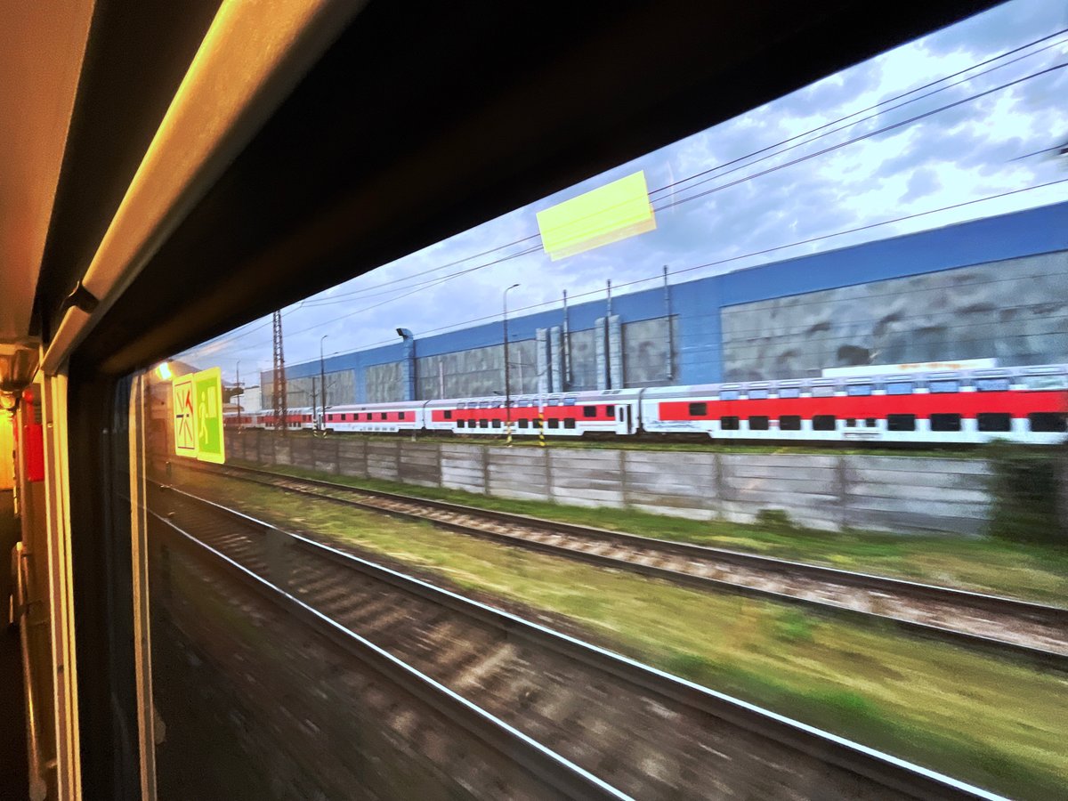 Zurück in die Zukunft: Die Ex-CNL-Wagen erwartet bei ŽOS in Vrútky/SK ein neues Leben. Die #DB lies die #Nachtzug-Wagen jahrelang ungelüftet in Mukran vergammeln. Europa braucht diese dringend, wir sind gespannt &amp; erfreut (Fotos: Patrick Neumann aus dem EN443, 4.7.23) #nighttrain