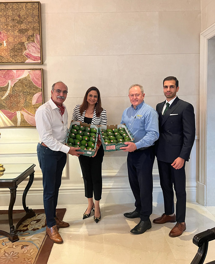 John Tyas, ⁦<a href="/AvocadosAu/">Avocados Australia</a>⁩ CEO, holding his first tray of Aussie avos in India. These are Costa Group avocados grown in Qld &amp; John is with their importers Sudhir Siri &amp; Manav Suri of Suri Agri Fresh. Thanks to #Ampromarketing &amp; #Costa. #exportingaussieavos #growningoodnature