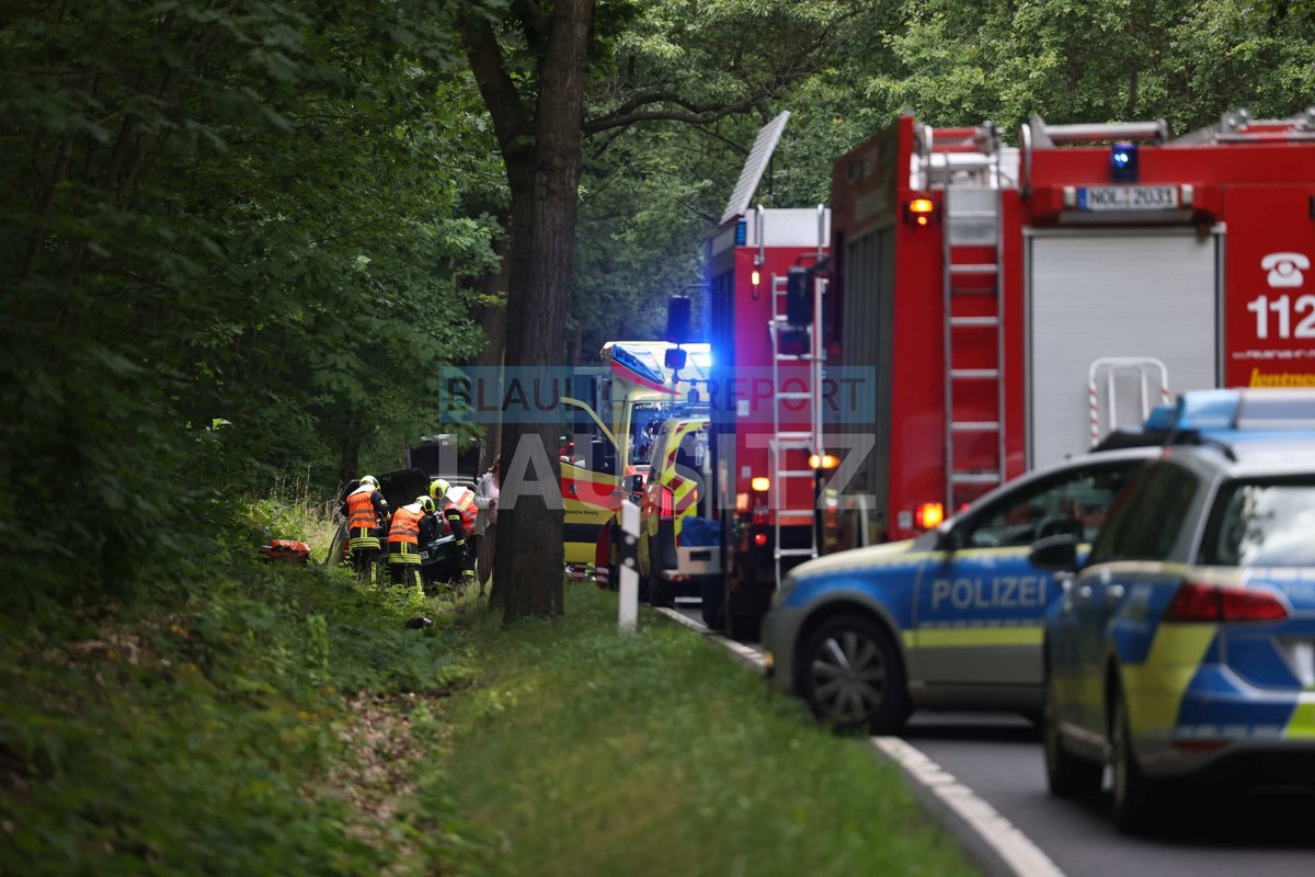 BR_Lausitz's tweet photo. 🚨 Neuer Beitrag online! 🚨

See (Niesky) - PKW kollidiert mit Moped 

Am Sonntagvormittag hat sich auf der S 121 in Horscha ein schwerer Verkehrsunfall ereignet. Ein 39-Jähriger war mit sei...

https://t.co/uQYTn66Sqt

#BlaulichtreportLausitz #Görlitz #Hilfeleistung #Poliz... https://t.co/3gZoaRAzau