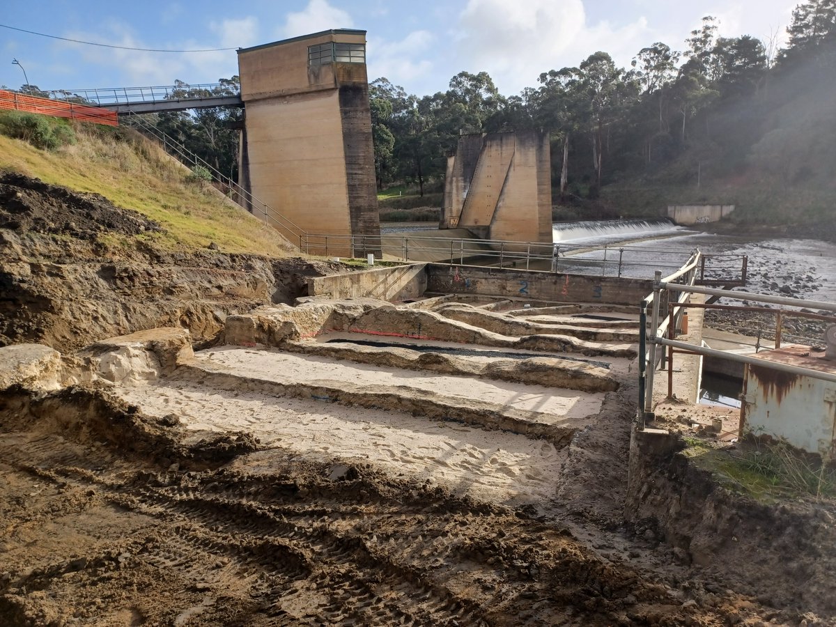 SRWater's tweet image. We&apos;re working on a new project along the Latrobe River at the Yallourn Weir. 

As part of a dam safety upgrade, we&apos;re constructing a sand filter that will serve as an additional safeguard for the weir. 

#DamSafety #SandFilter