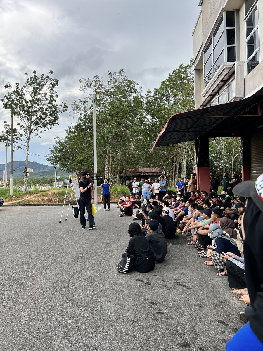 Masa PRU tahun lalu, mahasiswa terpaksa belajar pasal demokrasi di kedai tomyam &amp; di tepi jalan sebab #KelasDemokrasi tak dibenarkan masuk kampus universiti.

Aku ingat nak buat campus tour lagi sekali tahun ni.

Nak #KelasDemokrasi pergi kampus universiti mana sempena PRN nanti?