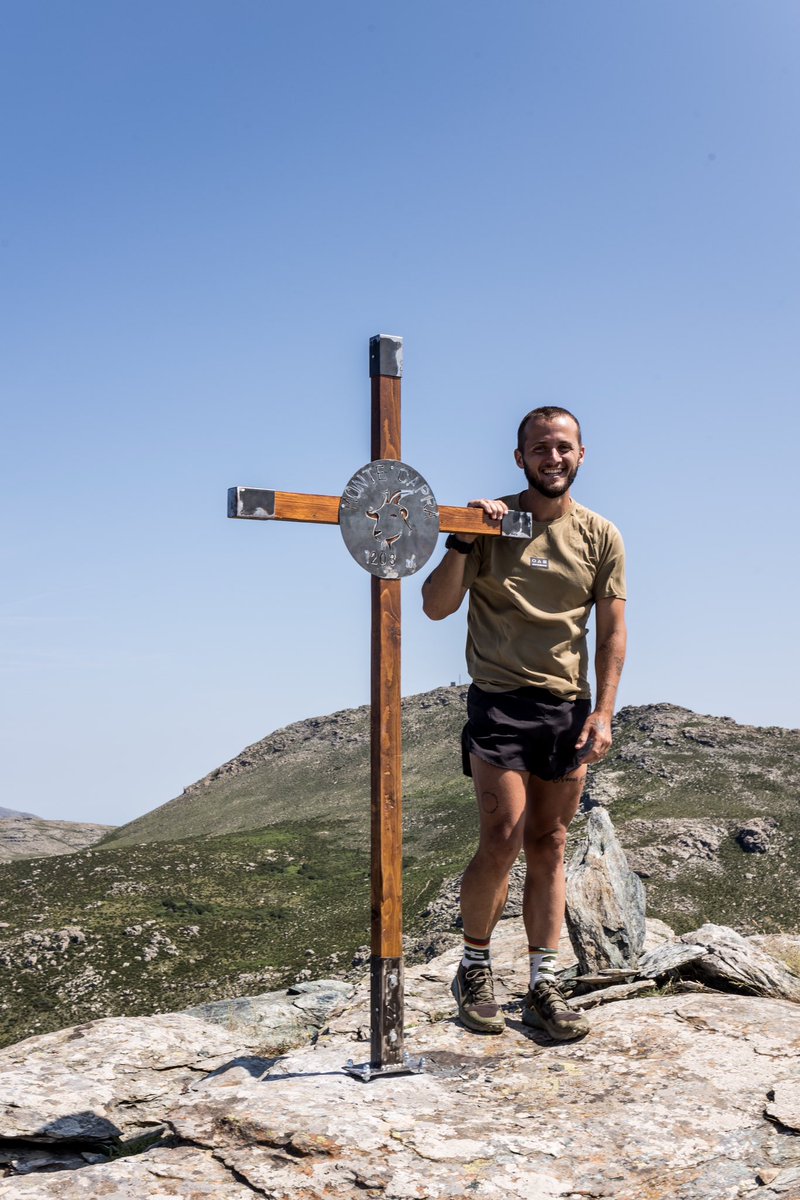 loic_corse2b's tweet photo. Une croix pour le sommet du Monte Capra ✝️

Moment de partage avec l’association sportive de Figarella 

#capicorsu 
#bastia 
#corse https://t.co/8BF48FZr5s