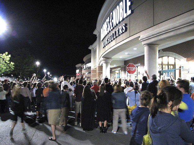vamwolfzom's tweet photo. People lined up for tomorrows release of the paperback editions of the four Middle School Bites books? https://t.co/pNczZZM0FV
