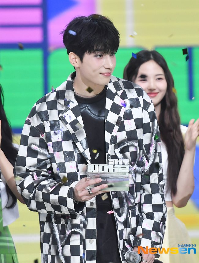 ist_ent's tweet photo. [#한승우 뉴스] ‘오늘의 더쇼초이스’ 한승우, 시선 사로잡는 멋짐

#HANSEUNGWOO #한승우 #승우
@HanSeungWoo_twt

https://t.co/b3C8zlA7uB https://t.co/QNEsWa4H8C
