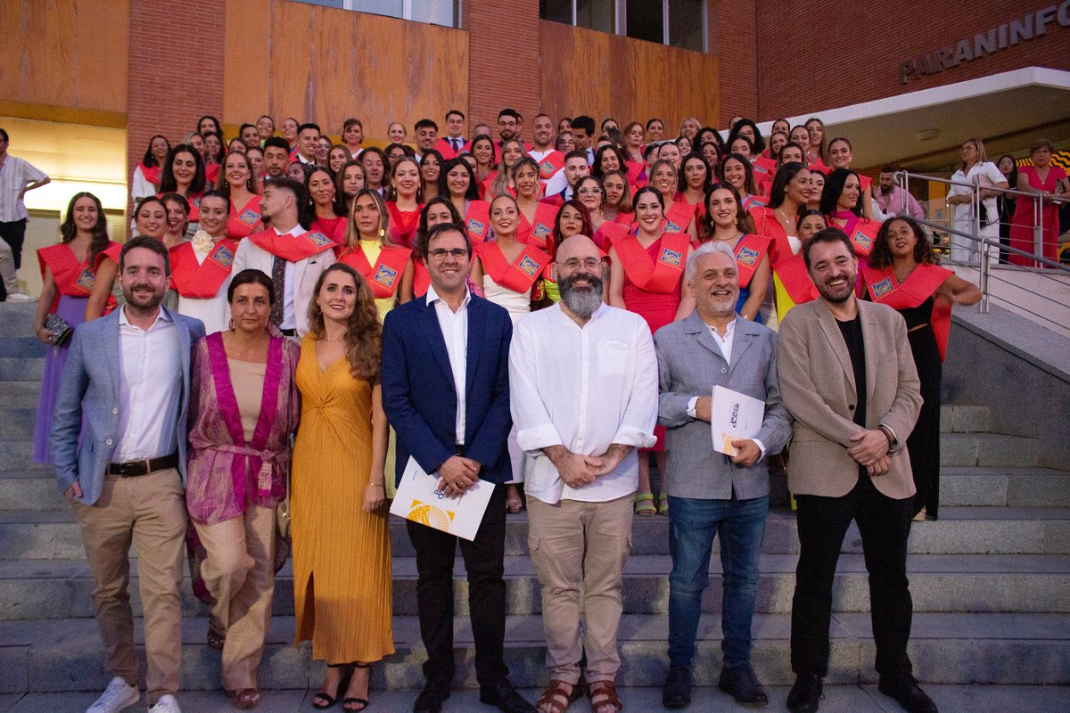 pablodeolavide's tweet photo. Finalizamos los actos de celebración de las ceremonias de egresados y egresadas de nuestra Universidad con la promoción 2019/23 del Grado en Trabajo Social 🎓🎉

Nos despedimos con un 'hasta luego' de nuestros 140 estudiantes graduados que siempre formarán parte de nuestra familia universitaria.

¡Os deseamos mucho éxito en vuestro camino profesional!

#egresadosUPO #trabajosocial