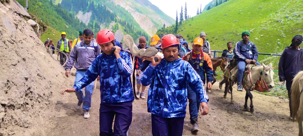 crpf_srinagar's tweet photo. #ShriAmarnathJiYatra- Day 4. Mountain Rescue Team of Srinagar Sector #CRPF evacuates one yatri (r/o Jaipur, Rajasthan), hurt in leg by shooting stones near #Railpathri while trekking down from #HolyCave n shifts promptly to #Baltal Base hospital. 
@JKZONECRPF @RAFCRPF #SANJY2023 https://t.co/Q00U0URuBy